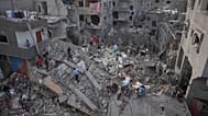 فلسطينيون يبحثون بين أنقاض مبنى دمر في غارة جوية إسرائيلية أواخر الخميس في مخيم المغازي بوسط قطاع غزة، الجمعة 16 أكتوبر 2026. 