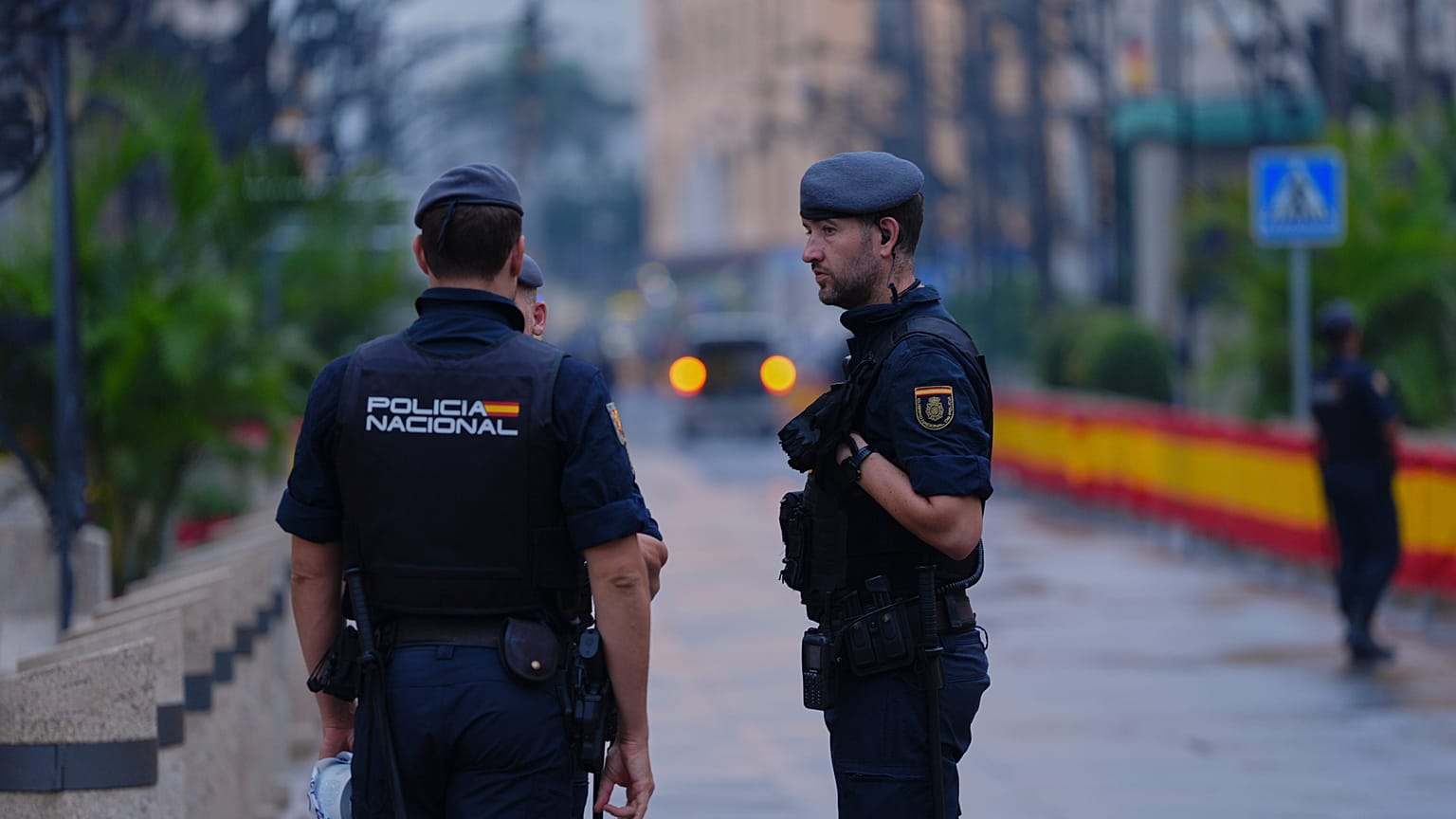 Una imagen de archivo de dos agentes policiales españoles