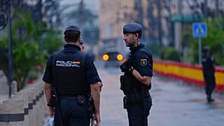 Una imagen de archivo de dos agentes policiales españoles