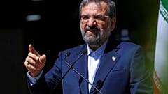 صورة أرشيفية- امين المجلس الأعلى للأمن القومي الايراني محسن رضائي وهو يتحدث إلى صحفيين في أحد استوديوهات التلفزيون الرسمي في طهران، إيران، يوم السبت 12 يونيو 2021.