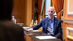 ABD'li Senatör Rick Scott, Yunanistan'ın başkenti Atina'da röportaj veriyor, 17 Ekim 2026.