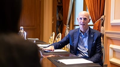 ABD'li Senatör Rick Scott, Yunanistan'ın başkenti Atina'da röportaj veriyor, 17 Ekim 2026.