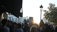 Manifestantes reúnem-se durante marcha contra o aumento do custo de vida, juntando-se aos protestos estudantis, em Paris, 17 de outubro de 2026 (AP/Thibault Camus)
