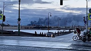 Sale una gran humareda de la zona de una terminal petrolera de San Petersburgo tras un ataque con drones