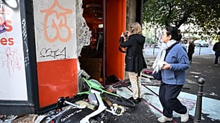 Paris'te, artan yaşam maliyetlerini protesto eden ve öğrencilerin taleplerine destek veren gösteriden bir gün sonra bir kadın yağmalanmış bir dükkânı fotoğraflıyor.
