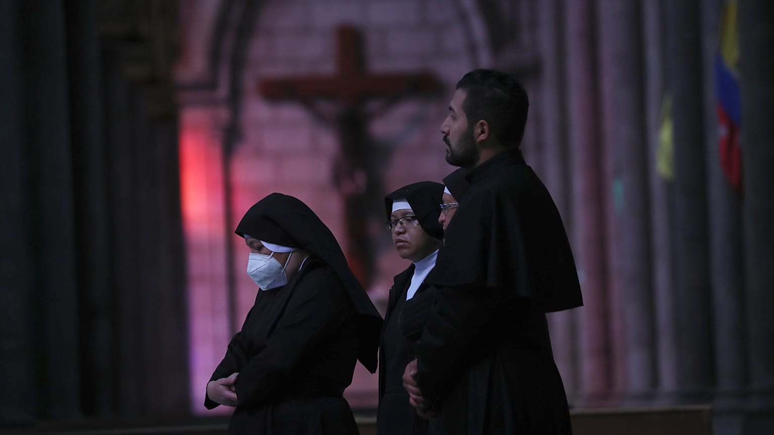 Unas monjas y un sacerdote cantan durante la misa en la Basílica Nacional en Quito, Ecuador, en una foto de archivo del 23 de agosto de 2020