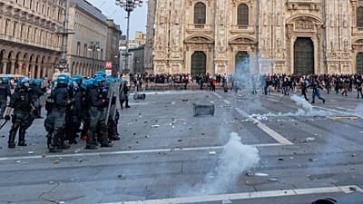 Policja antyzamieszkowa w Mediolanie, 17 października 2026 r.