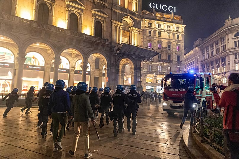 La Policía se mantiene unida frente a los manifestantes de 'Italia in Piazza' en Milán, Italia, el sábado 17 de octubre de 2026