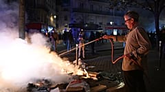 Comerciantes combatem incêndios