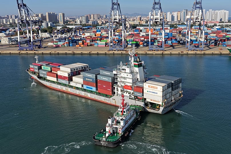 Ein Schlepper bugsiert am 14. Oktober 2026 ein Containerschiff in den Hafen von Yantai in der östlichen Provinz Shandong. (Chinatopix via AP)