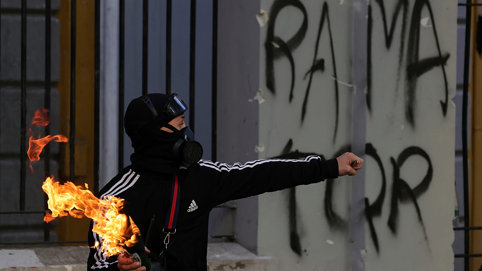 Ein Demonstrant will bei einer Anti-Regierungsdemo in Tirana einen Molotowcocktail auf die Bereitschaftspolizei werfen, Sonntag, 18. Oktober 2026.
