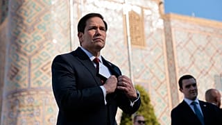 وزير الخارجية الأمريكي ماركو روبيو يتحدث إلى الصحافة في ساحة ريجستان بمدينة سمرقند في أوزبكستان، يوم الاثنين الموافق 19 أكتوبر 2026.