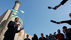 Secretário de Estado norte-americano Marco Rubio (à esquerda) fala à comunicação social na praça Registan, em Samarcanda, Uzbequistão