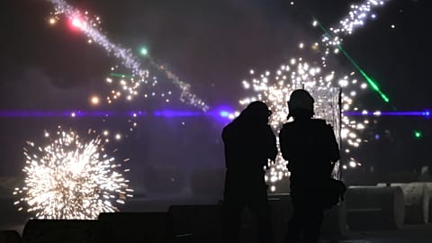 18 Ekim 2026'da Tiran'da düzenlenen hükümet karşıtı gösterideki çatışmalarda protestocular polislerin üzerine işaret fişekleri ve havai fişekler fırlattı.