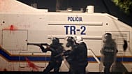 La policía lanza gases lacrimógenos contra los manifestantes durante los enfrentamientos en una protesta antigubernamental en Tirana, Albania, el domingo 18 de octubre de 2026
