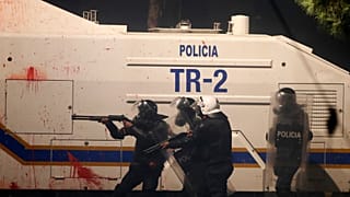 La policía lanza gases lacrimógenos contra los manifestantes durante los enfrentamientos en una protesta antigubernamental en Tirana, Albania, el domingo 18 de octubre de 2026