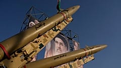 صورة تعبيرية- صواريخ إيرانية ولافتة تحمل صورة للمرشد الأعلى الإيراني آية الله مجتبى خامنئي معروضة في معرض عسكري
