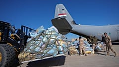 Arquivo: forças de segurança iraquianas preparam ajuda humanitária de emergência para sírios afetados pelo terramoto, numa base aérea perto de Bagdade, 18 fevereiro 2023