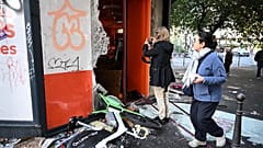 Comerciantes em Paris avaliaram os estragos após uma noite de motins.