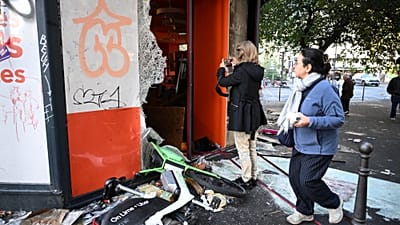 Párizsi boltosok a zavargásokkal teli éjszaka után mérték fel a károkat.