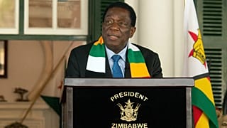 Zimbabwe : le parti au pouvoir approuve le maintien de Mnangagwa à sa tête