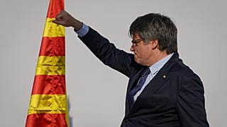 El líder independentista catalán Carles Puigdemont se dirige a sus seguidores en Barcelona, España, el jueves 8 de agosto de 2024. 