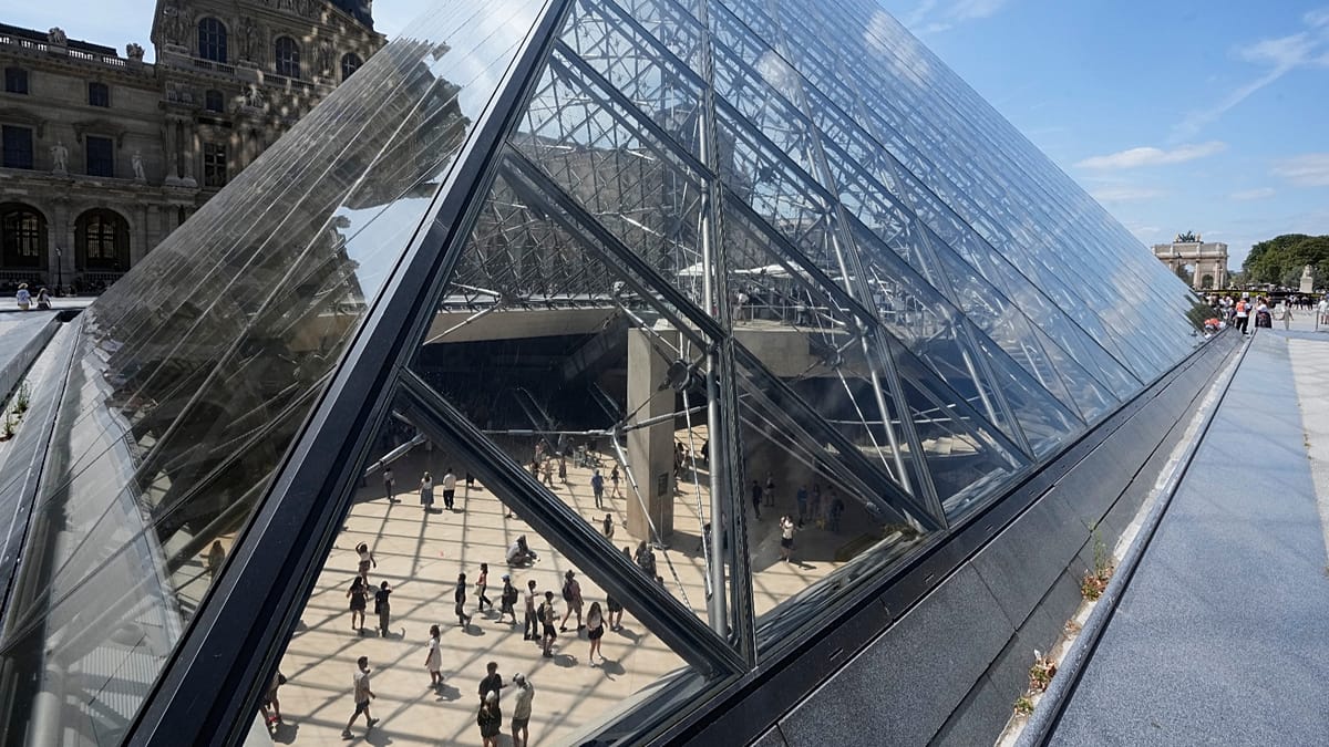Protesters block access to Louvre museum in Paris in support of demonstrations