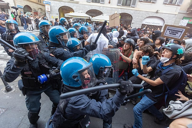 Police confront "Italia in Piazza" protesters in Milan, 17 October, 2026