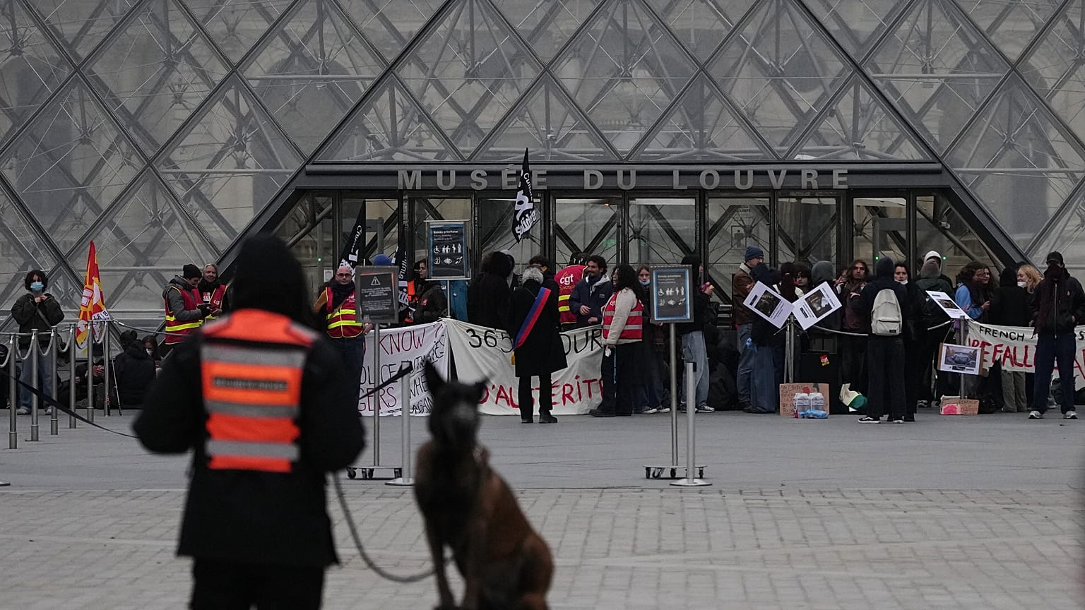 Unos trabajadores bloquean la entrada del Museo del Louvre durante una manifestación contra el aumento del coste de la vida, en París, el lunes 19 de octubre de 2026. 