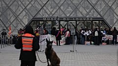 Unos trabajadores bloquean la entrada del Museo del Louvre durante una manifestación contra el aumento del coste de la vida, en París, el lunes 19 de octubre de 2026. 