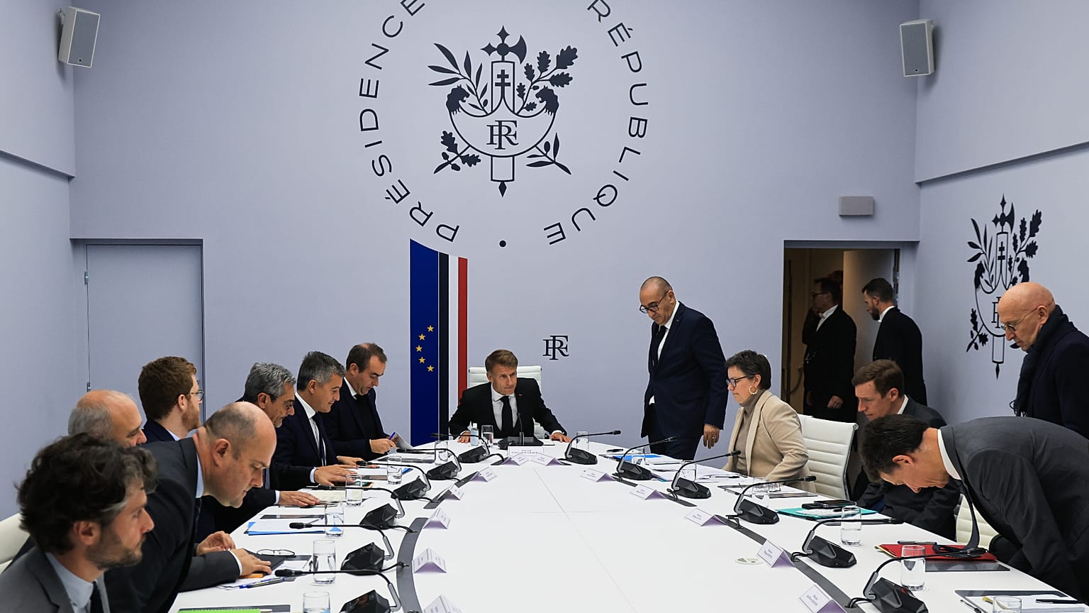 une réunion interministérielle de crise présidée par le président français Emmanuel Macron à l'Élysée, à Paris, le dimanche 18 octobre 2026