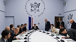 une réunion interministérielle de crise présidée par le président français Emmanuel Macron à l'Élysée, à Paris, le dimanche 18 octobre 2026