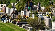  alcune persone si recano a visitare le tombe dei propri cari defunti al cimitero di Laurentino, alla periferia di Roma, 2/11/2024
