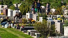  alcune persone si recano a visitare le tombe dei propri cari defunti al cimitero di Laurentino, alla periferia di Roma, 2/11/2024
