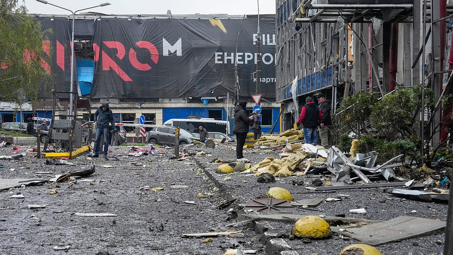 Az emberek egy megrongálódott irodaközpontot néznek az orosz rakétatámadás után Kijev központjában, Ukrajnában, 2026. október 19-én, hétfőn.