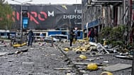 Az emberek egy megrongálódott irodaközpontot néznek az orosz rakétatámadás után Kijev központjában, Ukrajnában, 2026. október 19-én, hétfőn.