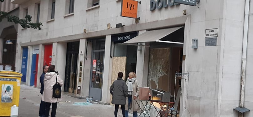 Vor verwüsteten Geschäften in Lyon am Sonntag