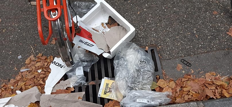 In Lyon haben Plünderer Verpackungen der gestohlenen Sportartikel und Videospiele zurückgelassen