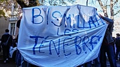 Slogan torna-se meme online após ligações a operações policiais para infiltrar grupos de protesto estudantil