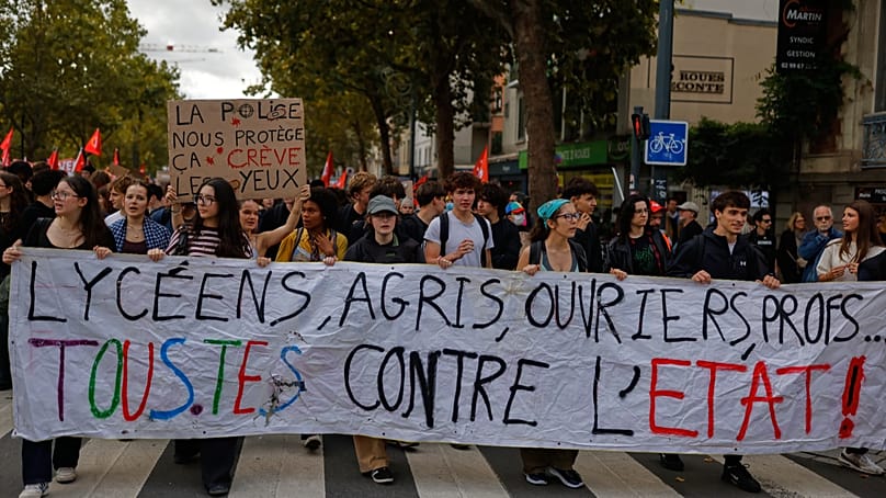 Des étudiants manifestent contre le manque de moyens dans les établissements scolaires à Rennes, en France, le 13 octobre 2026.