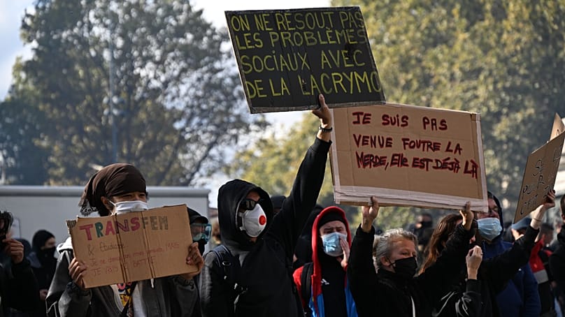 Des manifestants lors d'une manifestation contre la hausse du coût de la vie, se joignant aux revendications des étudiants, à Paris, le 17 octobre 2026.