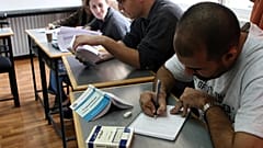 صورة تعبيرية- طلاب أجانب أبجدون اللغة العربية في مركز اللغة العربية في جامعة دمشق في دمشق