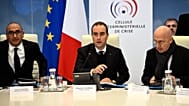 Au centre, le Premier ministre français Sébastien Lecornu lors d'une réunion interministérielle de crise au ministère de l'Intérieur à Paris, en France, lundi 19 octobre 2026.