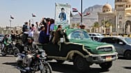 مشاركون في موكب تشييع ضابط حوثي على متن شاحنة صغيرة في صنعاء، اليمن، السبت 17 أكتوبر 2026.