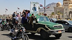 مشاركون في موكب تشييع ضابط حوثي على متن شاحنة صغيرة في صنعاء، اليمن، السبت 17 أكتوبر 2026.
