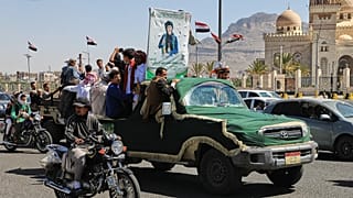 مشاركون في موكب تشييع ضابط حوثي على متن شاحنة صغيرة في صنعاء، اليمن، السبت 17 أكتوبر 2026.