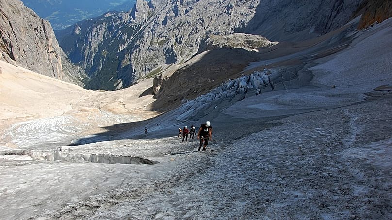 Touristen erklimmen über den Gletscher hinaus die Zugspitze. Aufnahme aus dem Jahr 2011.