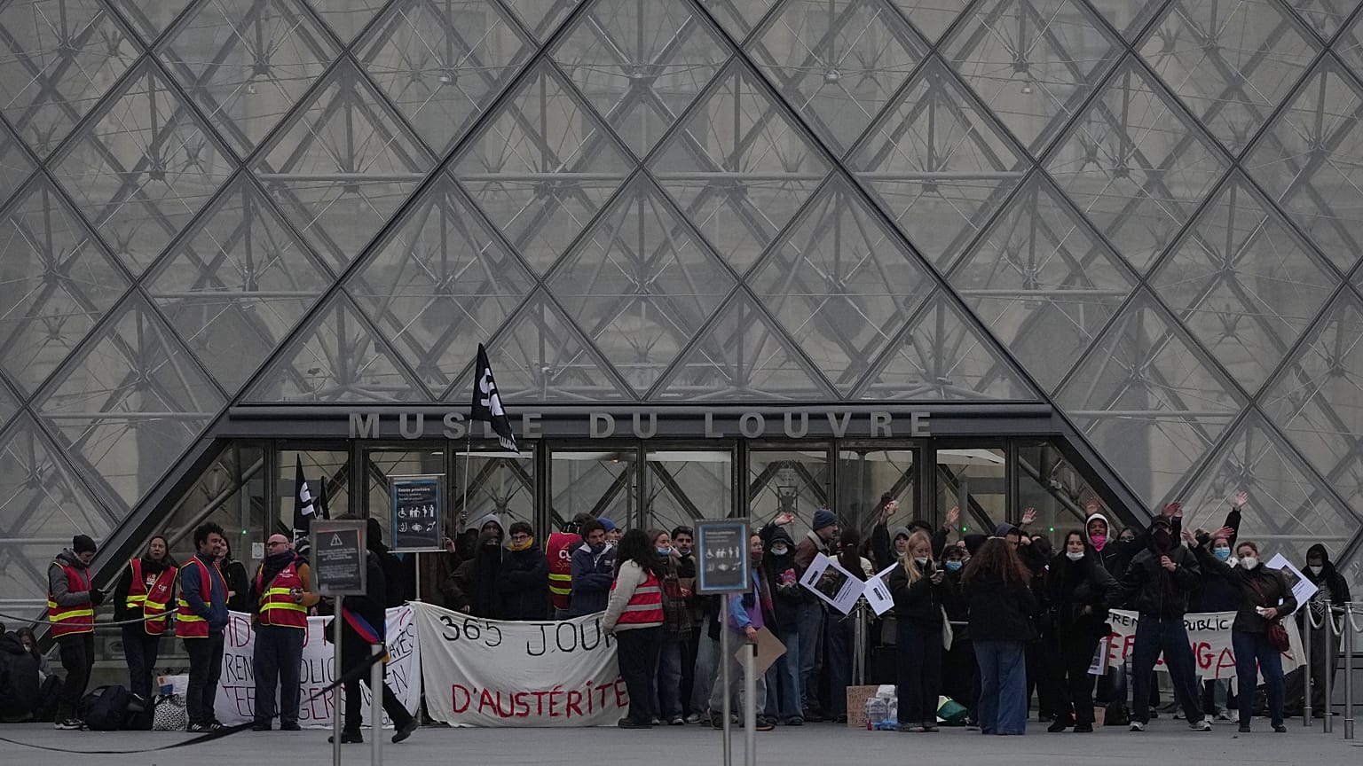 Lunedì 19 ottobre 2026 a Parigi, lavoratori bloccano l'ingresso del museo del Louvre durante una protesta contro il caro vita.