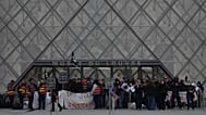 Εργαζόμενοι μπλοκάρουν την είσοδο του μουσείου του Λούβρου κατά τη διάρκεια διαμαρτυρίας για την ακρίβεια, στο Παρίσι, Δευτέρα 19 Οκτωβρίου 2026