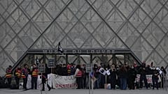 Trabalhadores bloqueiam a entrada do Museu do Louvre durante um protesto contra o aumento do custo de vida, em Paris, segunda-feira, 19 de outubro de 2026